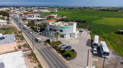 Mixed use building for sale in Frenaros