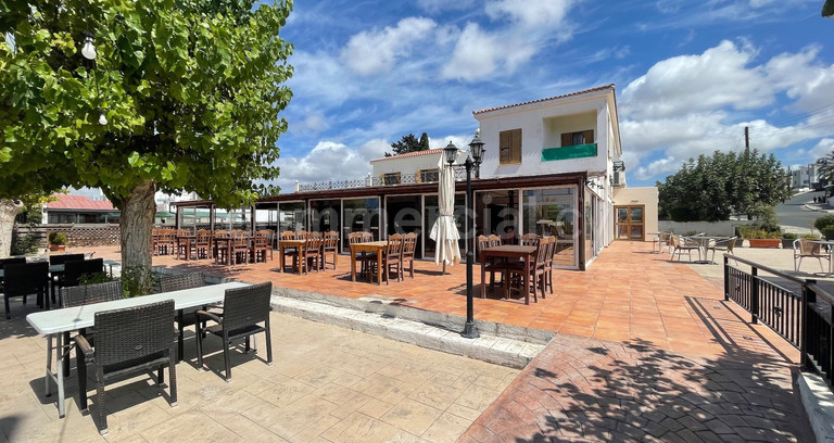 Budynek o mieszanym przeznaczeniu na sprzedaż w Paphos