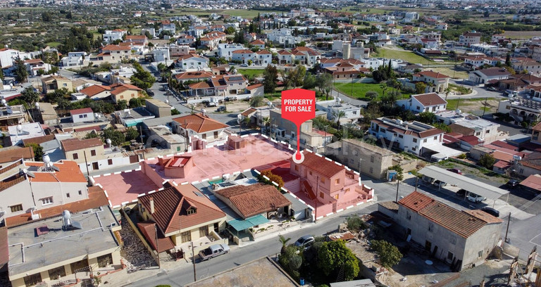 Mångsidig byggnad till salu i Larnaca