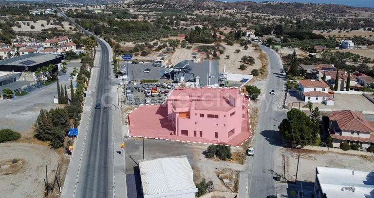 Mångsidig byggnad till salu i Larnaca