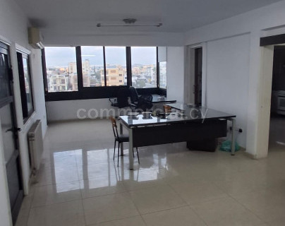 Mångsidig byggnad till salu i Larnaca