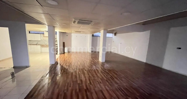 Showroom to rent in Larnaca