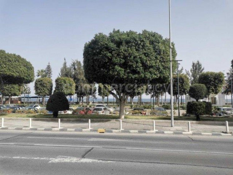 Mångsidig byggnad att hyra i Limassol