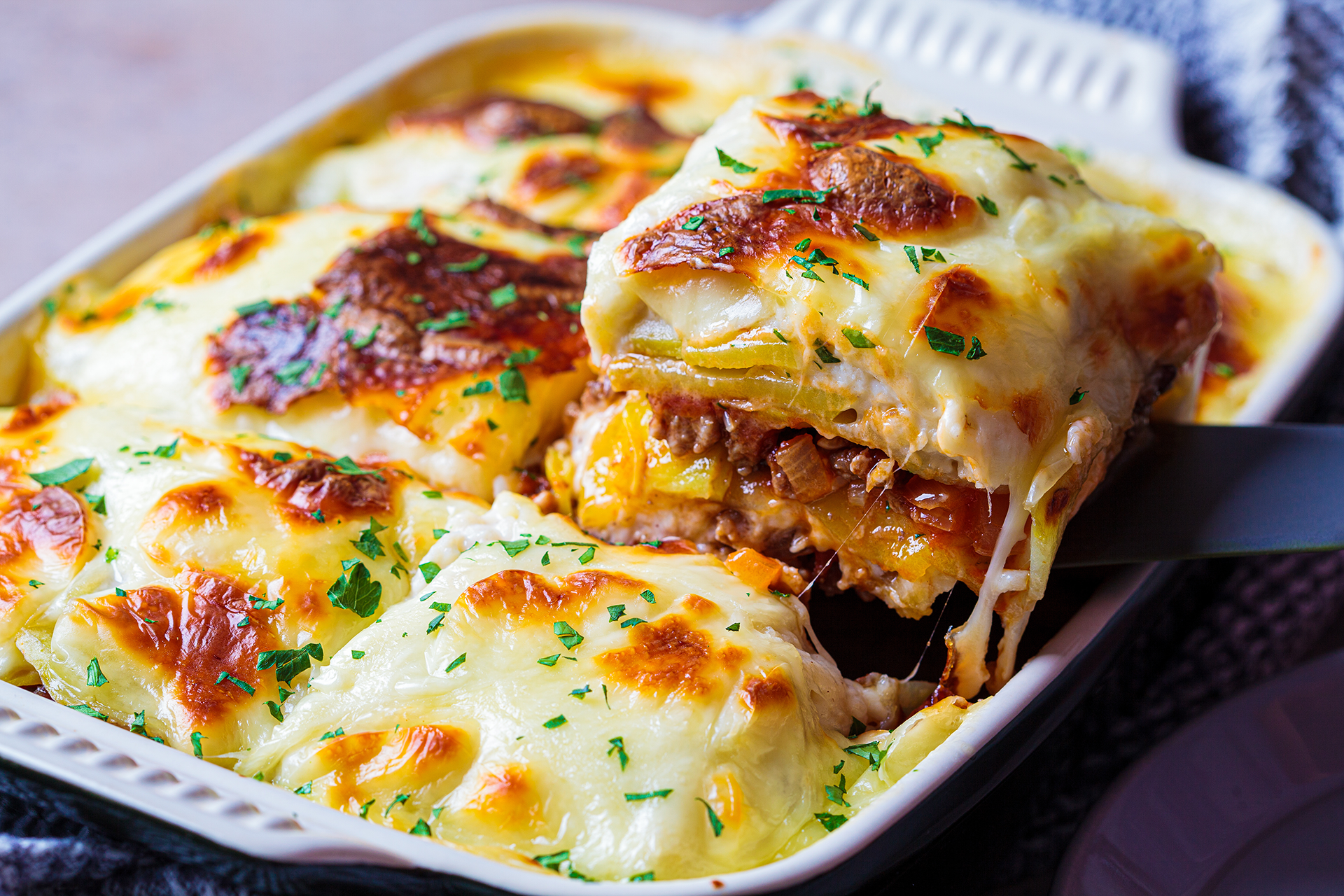 Schichten von Auberginen, Fleisch und Kartoffeln, goldbraun gebacken