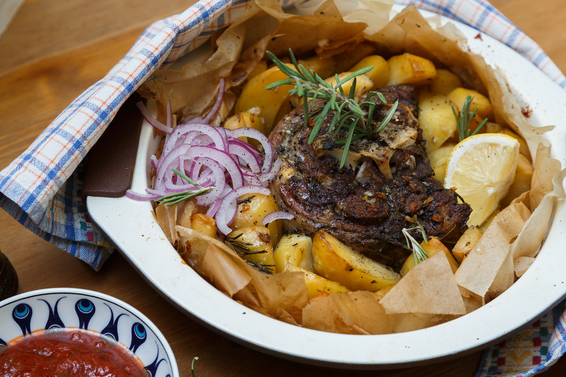 Lamm- oder Ziegenfleisch, das mit Knoblauch und Kräutern langsam gekocht wird und zart im Mund zergeht