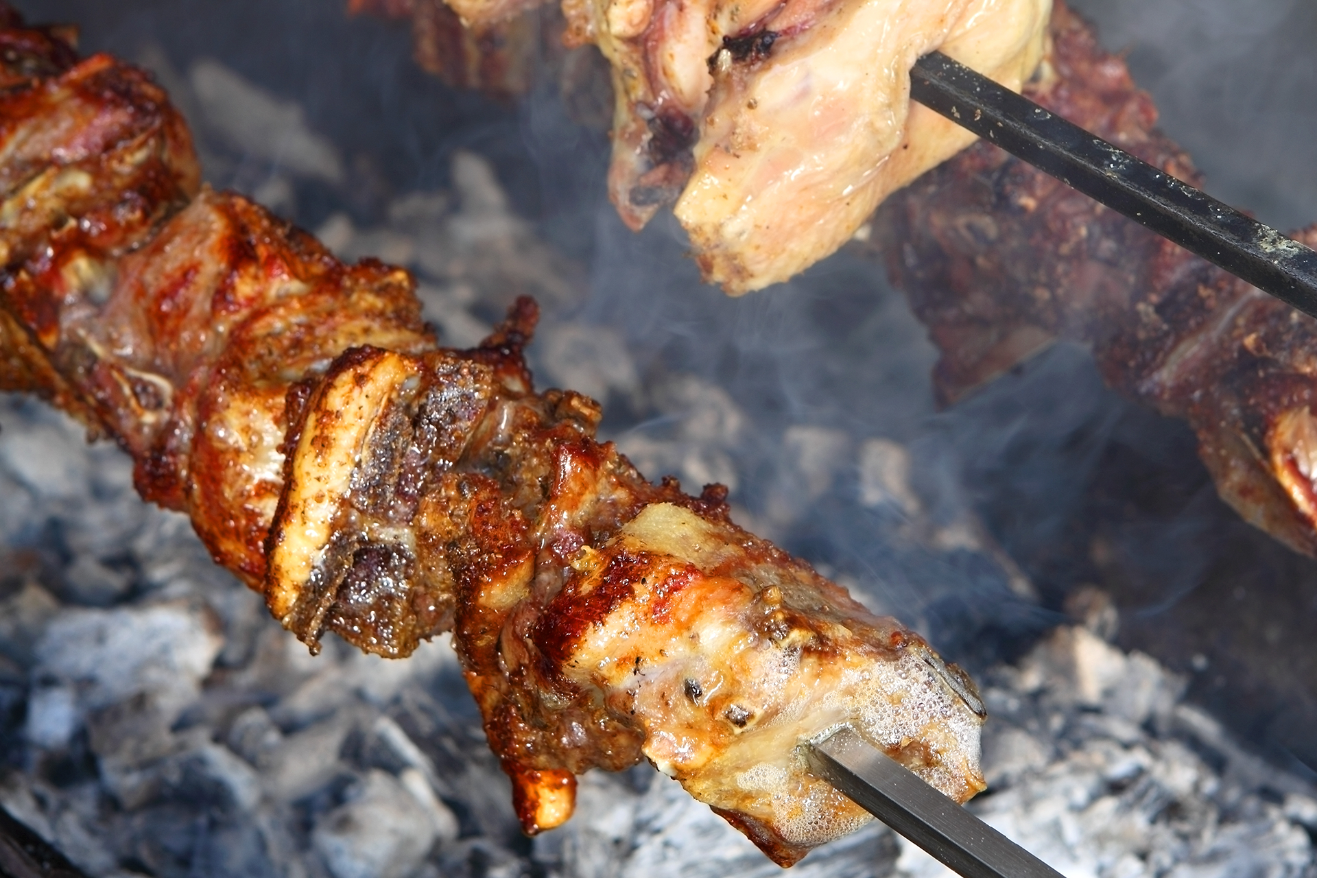 Saftige marinierte Fleischstücke, die auf dem Grill zu rauchiger Perfektion gebracht werden