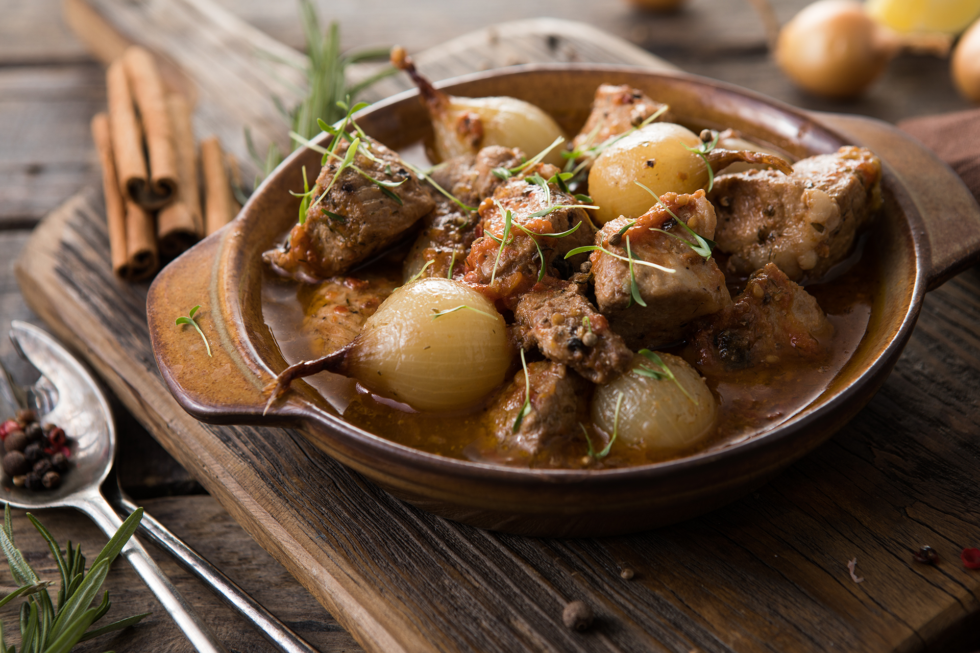 Aromatischer Rinder- oder Kanincheneintopf, gekocht mit Zwiebeln, Rotwein und Gewürzen