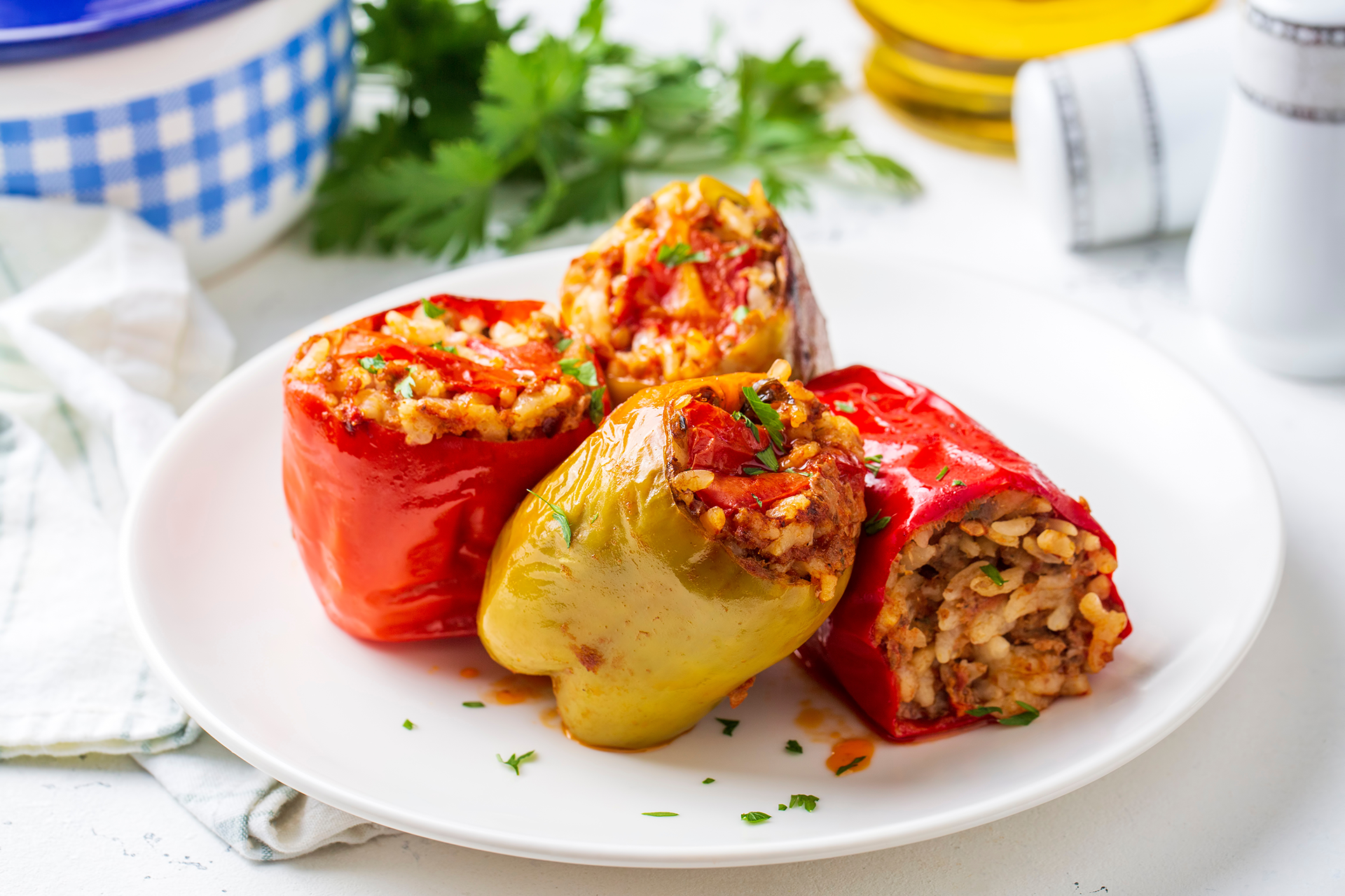 Bunte Paprikaschoten oder Tomaten, gefüllt mit einer würzigen Reis-Fleisch-Mischung