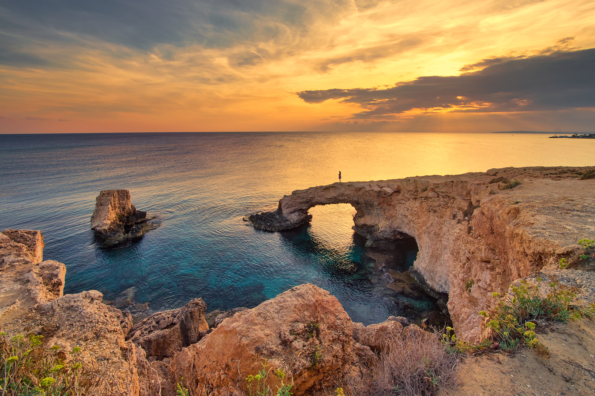 Die atemberaubende Brücke der Liebhaber am Cape Greco in Ayia Napa, die in die warmen Farben der untergehenden Sonne getaucht ist