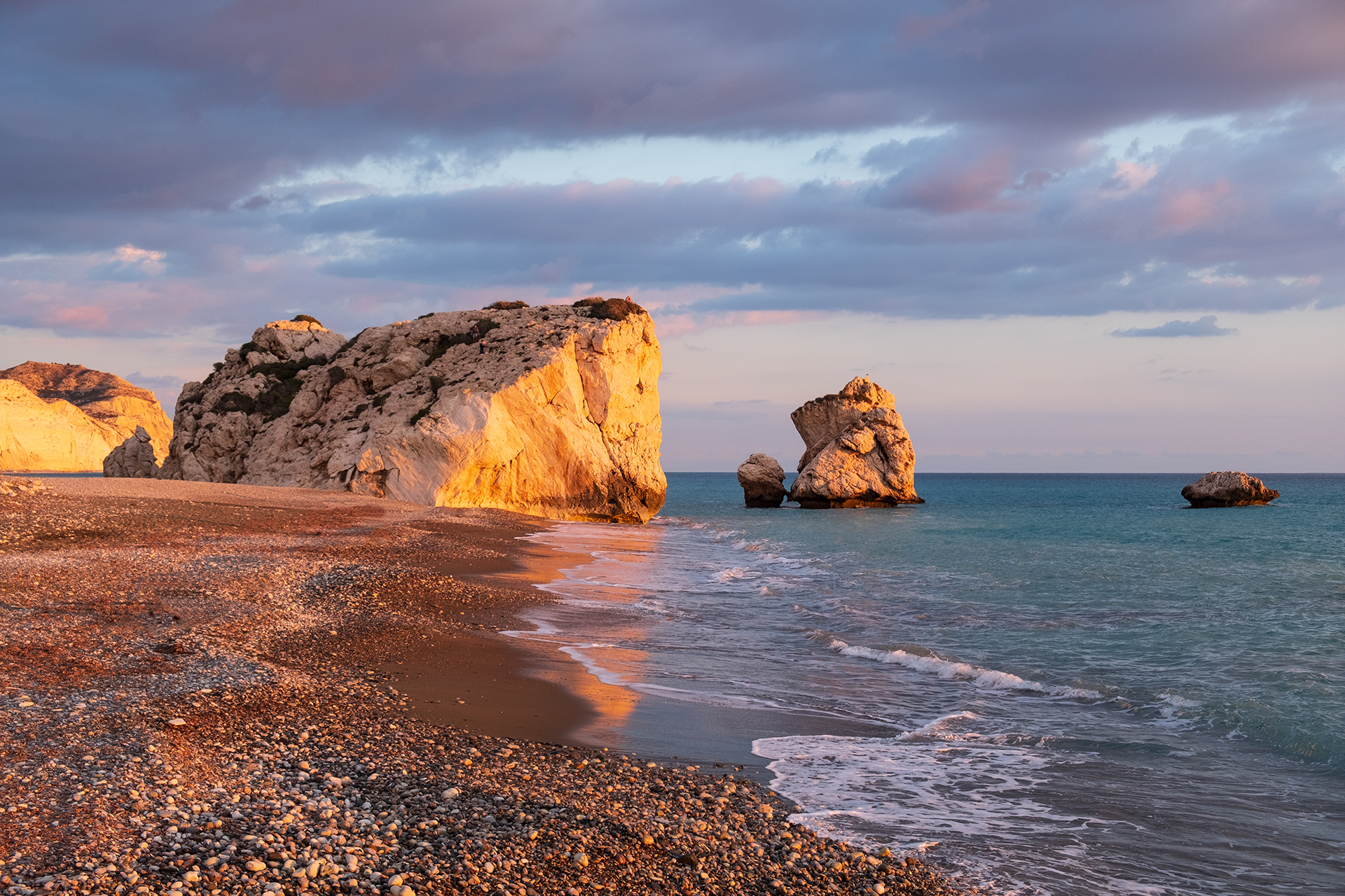 Der Aphrodtie-Felsen bei Sonnenuntergang, wo die Farben des Himmels einen faszinierenden Anblick bieten