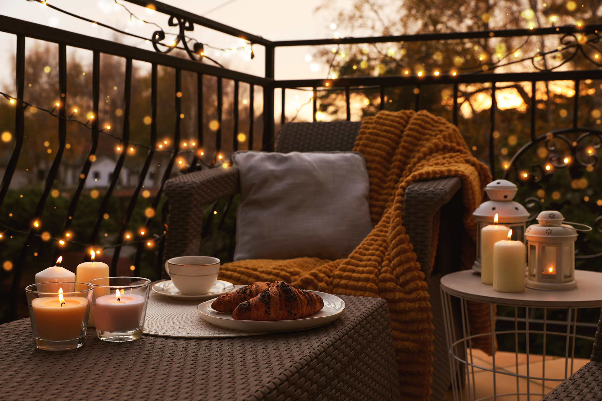 Der warme Schein der sorgfältig ausgewählten Beleuchtung schafft eine gemütliche Atmosphäre und verwandelt den Balkon in einen einladenden Raum