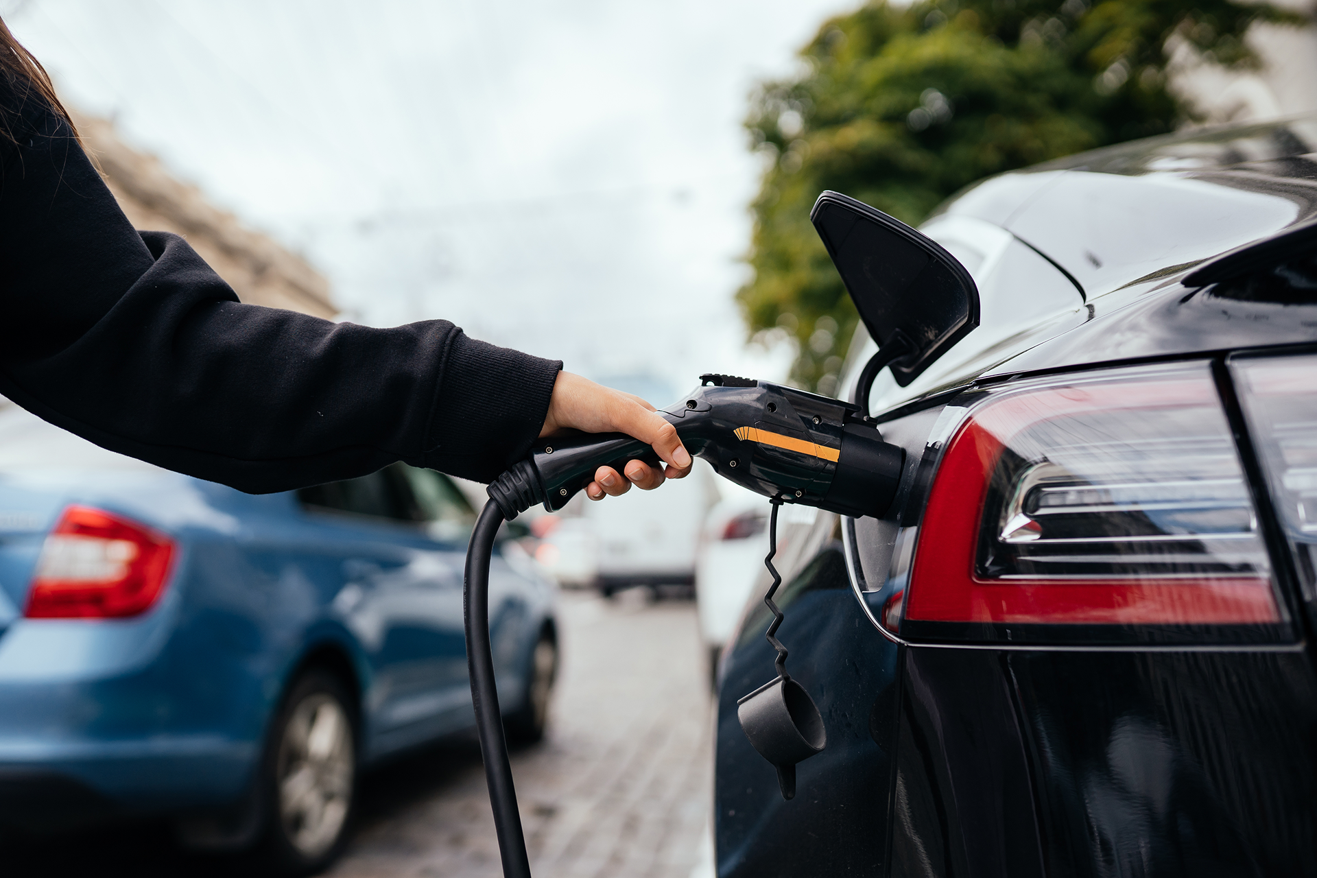 Grants for electric vehicles: €9,000 for private cars, up to €20,000 for families and disabled users