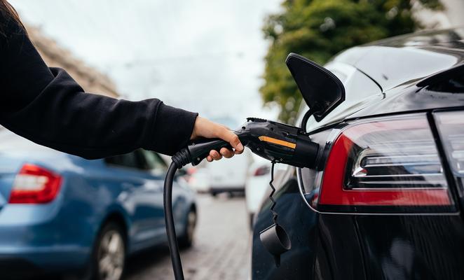 Grants for electric vehicles: €9,000 for private cars, up to €20,000 for families and disabled users