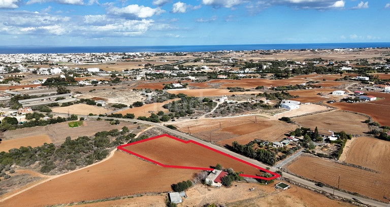 Campo industrial a la venta en Paralimni