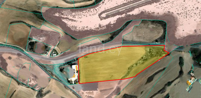 Fält avsett för boende till salu i Larnaca