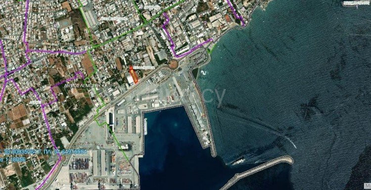 Terrain commercial à vendre à Limassol