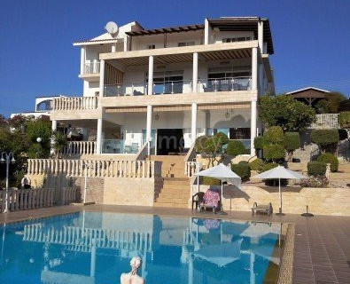 Villa for sale in Peyia