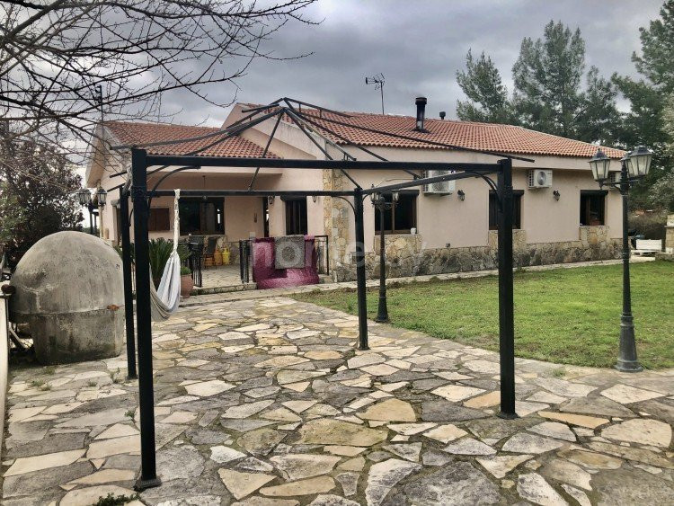 Вилла на продажу в Лимассол