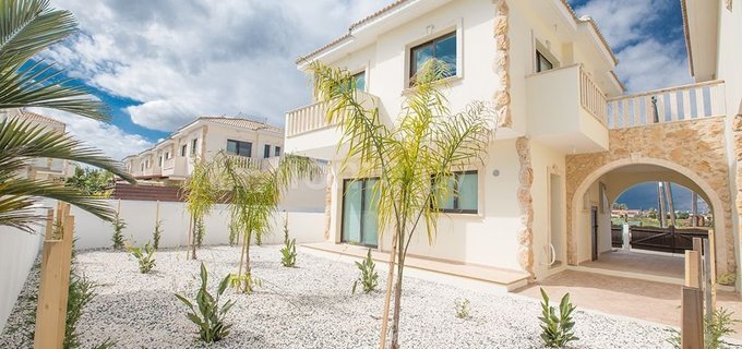 Maison mitoyenne par le garage à vendre à Avgorou