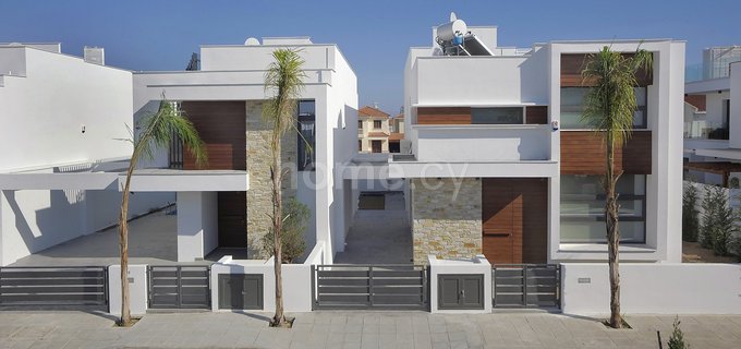 Maison mitoyenne par le garage à vendre à Larnaca
