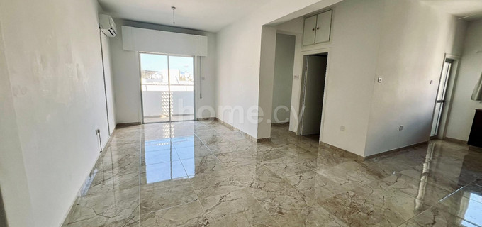 Apartamento en la planta superior para alquilar en Larnaca