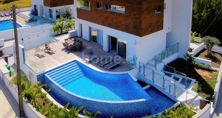 Вилла на продажу в Лимассол