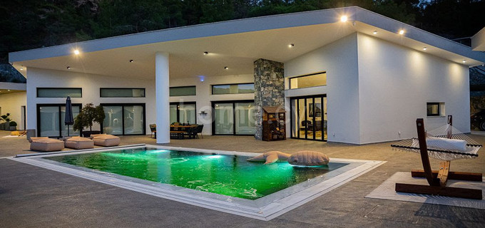 Вилла на продажу в Лимассол