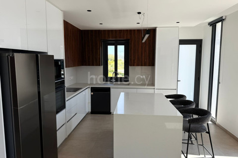 Top floor apartment to rent in Limassol