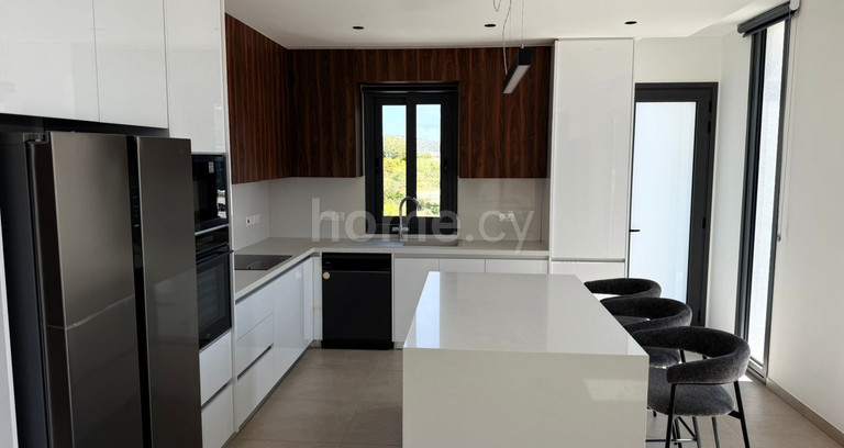 Top floor apartment to rent in Limassol