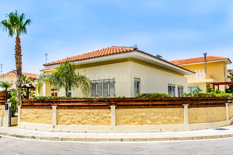 Bungalow for sale in Larnaca