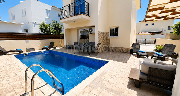 Villa for sale in Pernera