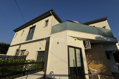 Top floor apartment to rent in Limassol