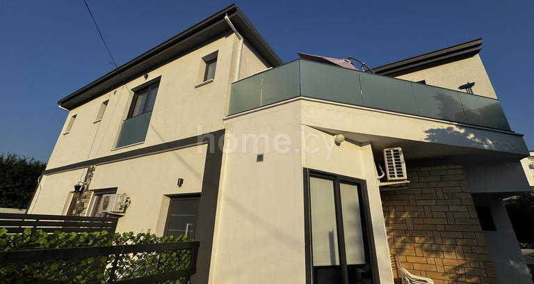 Top floor apartment to rent in Limassol