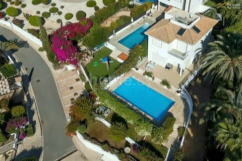 Villa for sale in Peyia