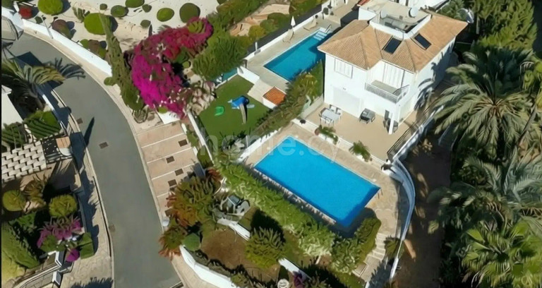 Villa for sale in Peyia